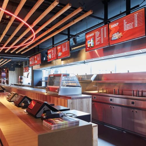 What are the advantages of digital menus in the restaurant business?